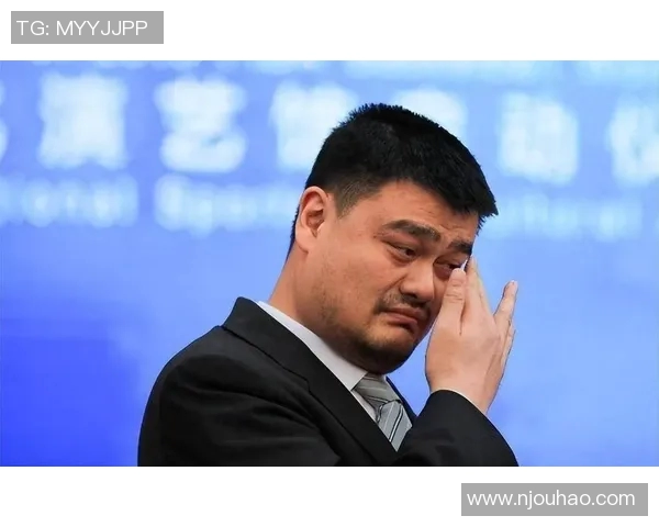 姚明现身武汉机场引发粉丝热潮与媒体关注，分享篮球梦想与家乡情怀
