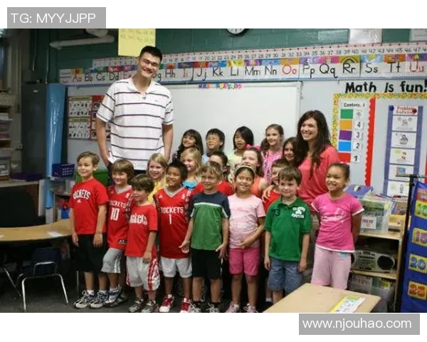 小孩调皮模仿姚明引发笑声网友称其为小姚明的搞笑瞬间 小孩调皮模仿姚明引发笑声网友称其为小姚明的搞笑瞬间