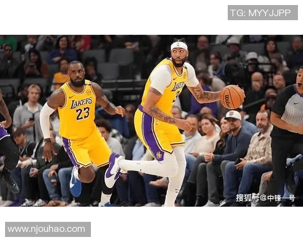 湖人队大胜开拓者,继续领跑西部 湖人队大胜开拓者,继续领跑西部